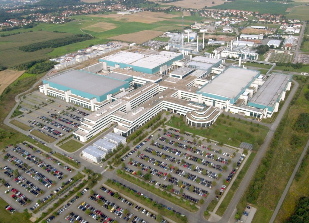 Een chipfabriek of fab is een grote installatie, gevuld met tal van peperdure machines. Dit is Fab 1 van GlobalFoundries in Duitsland.