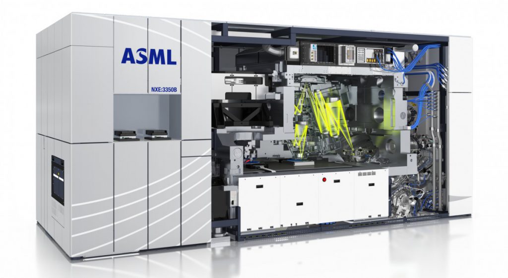 Een lithografiemachine is redelijk groot. Hoe kleiner de componenten op de chip, hoe groter de machine. Op dit beeld zie je de nieuwste ASML-machine, die ongeveer zo groot is als een kleine bus. Het systeem is nu volop in ontwikkeling en maakt gebruik van een Extreem Ultraviolette lichtbron. Het plasmalicht wordt in een vacuüm door spiegels heen en weer gekaatst, totdat het op de wafer terecht komt. Dit is een fundamenteel andere techniek dan de systemen die momenteel nog het meest worden gebruikt. Die maken gebruik van een Diep Ultraviolette lichtbron, waarbij het licht door een serie lenzen wordt gevoerd, totdat het op de wafer terecht komt.