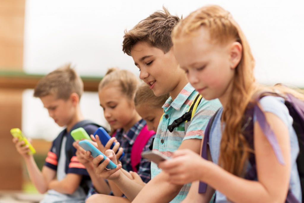 kinderen op smartphone